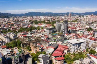 Nantou, Tayvan - 30 Ekim 2019: Mavi gökyüzü altında binaları olan Puli kasabasının havadan görünüşü, Nantou, Tayvan