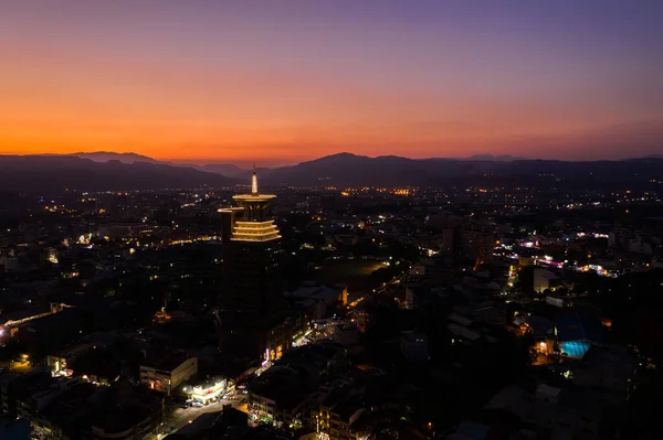 台湾南投 2019年11月5日 夕方の建物のあるプリ町の空の景色 — ストック写真