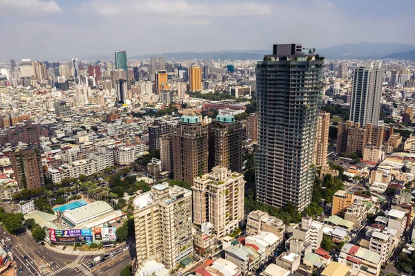 2019年11月21日台湾 台中市 高層ビルと青空が広がる台中市の街並み — ストック写真
