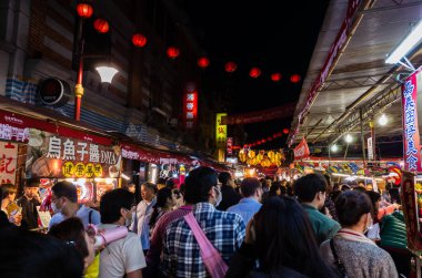 Taipei, Tayvan - 23 Ocak 2020: Çin Yeni Yılı 'nda Dihua Caddesi' nin pazar yeri. İnsanlar burada her türlü geleneksel Çin yemeği ve malını bulabilirler..