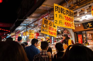 Taipei, Tayvan - 23 Ocak 2020: Çin Yeni Yılı 'nda Dihua Caddesi' nin pazar yeri. İnsanlar burada her türlü geleneksel Çin yemeği ve malını bulabilirler..