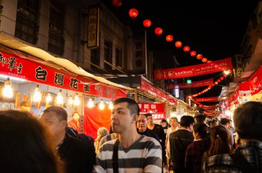 Taipei, Tayvan - 23 Ocak 2020: Çin Yeni Yılı 'nda Dihua Caddesi' nin pazar yeri. İnsanlar burada her türlü geleneksel Çin yemeği ve malını bulabilirler..