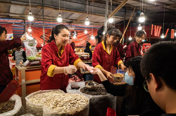 台湾台北 2020年1月23日 中国农历新年迪华街市场 在这里人们可以买到各种各样的中国传统食品 — 图库照片