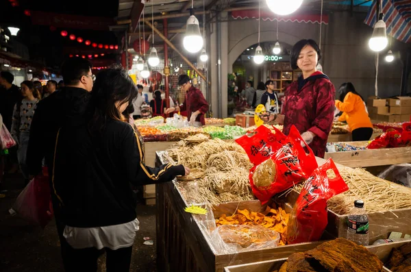 台湾台北 2020年1月23日 中国农历新年迪华街市场 在这里人们可以买到各种各样的中国传统食品 — 图库照片