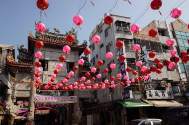 Chiayi, Tayvan - 3 Şubat 2020: Chiayi şehrinde gökyüzünde kırmızı fenerli Cheng huang Tapınağı, Asya