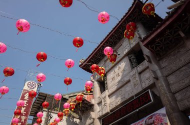 Chiayi, Tayvan - 3 Şubat 2020: Chiayi şehrinde gökyüzünde kırmızı fenerli Cheng huang Tapınağı, Asya