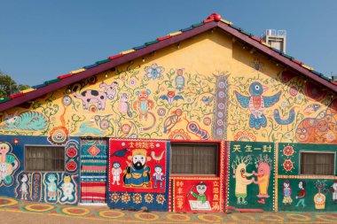 Taichung City, Tayvan - 19rd, 2020: Tayvan, Asya 'daki evlerin duvarlarında renkli resimler ve resimlerle ünlü gökkuşağı köyü cazibesi