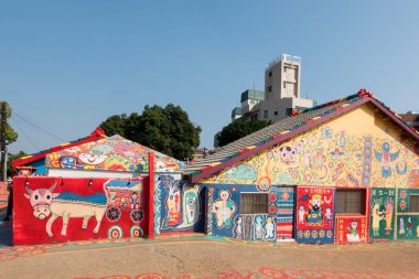 Taichung City, Tayvan - 19rd, 2020: Tayvan, Asya 'daki evlerin duvarlarında renkli resimler ve resimlerle ünlü gökkuşağı köyü cazibesi