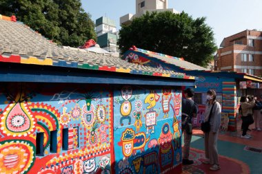 Taichung City, Tayvan - 19rd, 2020: Tayvan, Asya 'daki evlerin duvarlarında renkli resimler ve resimlerle ünlü gökkuşağı köyü cazibesi