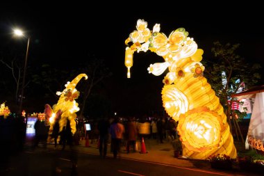 Taichung Şehri, Tayvan - 19 Şubat 2020: Tayvan, Asya 'daki Houli At Çiftliği' nde turist ve fenerlerle fener festivali