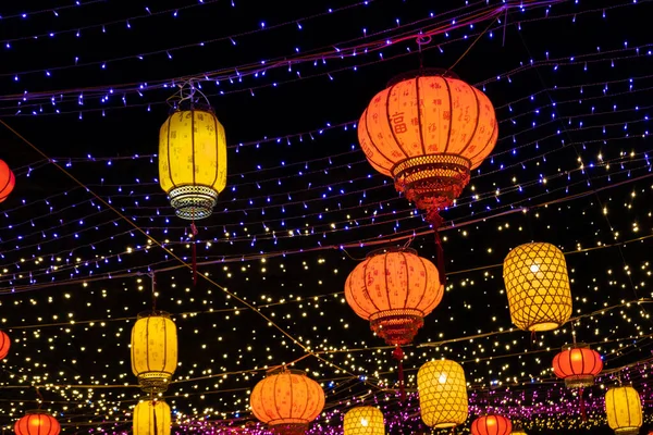 Taichung Şehri, Tayvan - 19 Şubat 2020: Tayvan, Asya 'daki Houli At Çiftliği' nde turist ve fenerlerle fener festivali