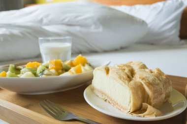 Sabah kahvaltıda süt, meyve ve kek.