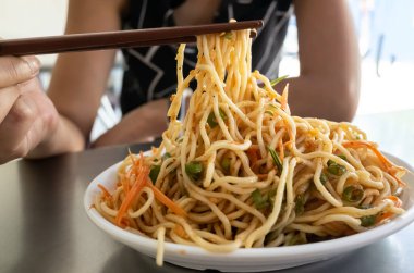 Tayvan'da restoranda soğuk erişte yeme