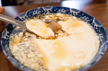 Meşhur Tayvan usulü buzlu tofu pudingi yemek.
