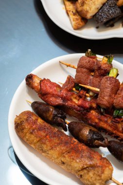 Masada bir tabak üzerinde barbekü Tayvanlı aperatifler