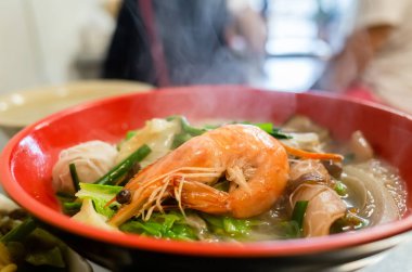 Tayvan 'da bir restoranda karidesli deniz ürünleri eriştesi.