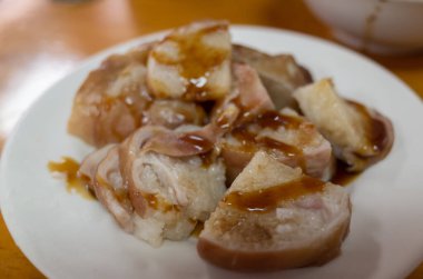 Tayvan özel aperatifi. Tabakta yapışkan pirinç sosisi.