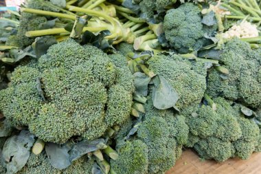 Grup brokoli Tayvan 'daki pazar yerinde yığıldı