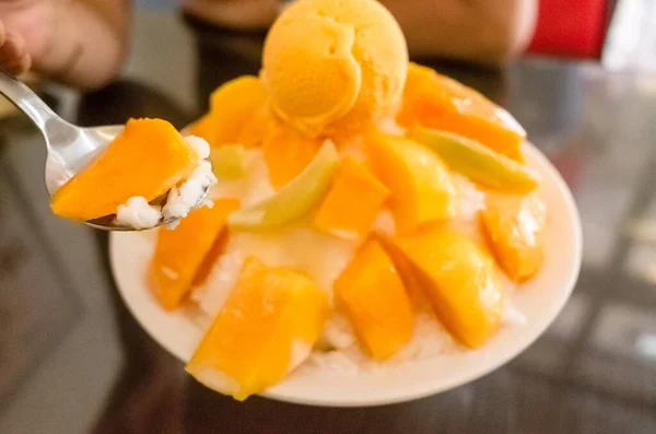 台湾で有名な台湾のお菓子やカラフルなデザートとマンゴーかき氷を食べる — ストック写真