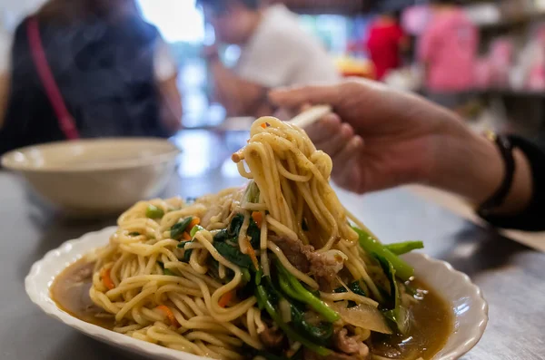 Jíst Slavné Tchajwanské Smažené Nudle Restauraci — Stock fotografie