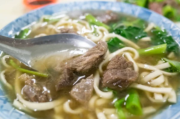 台湾で明確な煮込み牛肉麺スープを食べる — ストック写真