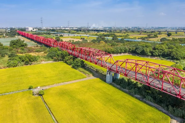 雲林県の川と農場に架かる赤い有名な西陵橋 — ストック写真