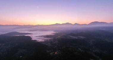 Yuchi kasabası Nantou, Tayvan 'da alacakaranlık ile dağdaki köy panoramik manzarası