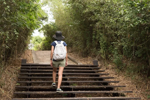 Eine Asiatin Wandert Mit Rucksack Freien — Stockfoto