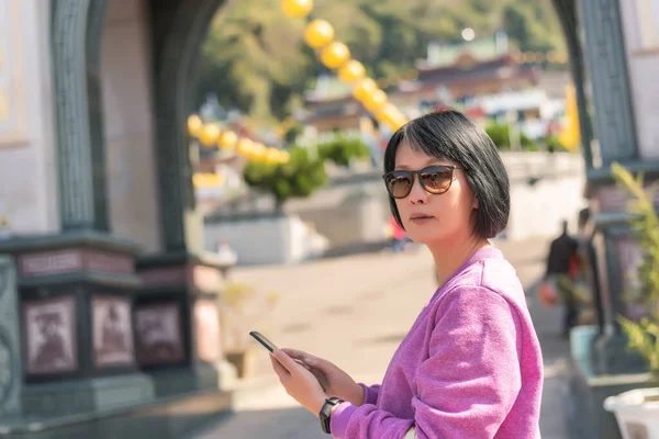Mujer Asiática Madura Usando Teléfono Celular Templo — Foto de Stock