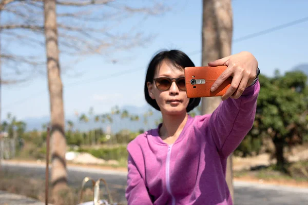 Madura Beleza Asiática Tirar Uma Selfie Exterior — Fotografia de Stock