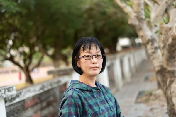 Sokaktaki Asyalı Olgun Kadın Portresi — Stok fotoğraf