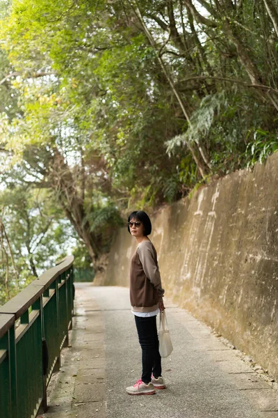 Mujer Asiática Senderismo Camino Aire Libre — Foto de Stock