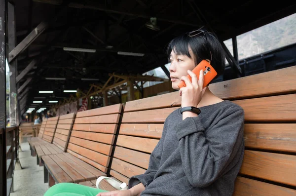 Zralé Asijské Žena Sedět Židli Mluvit Telefonu — Stock fotografie