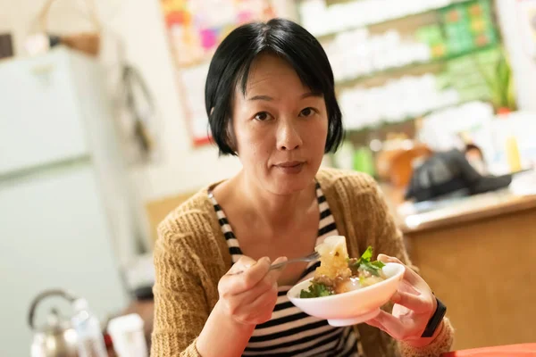 Asian Woman Eat Taiwanese Meatballs Store — Stock Photo, Image