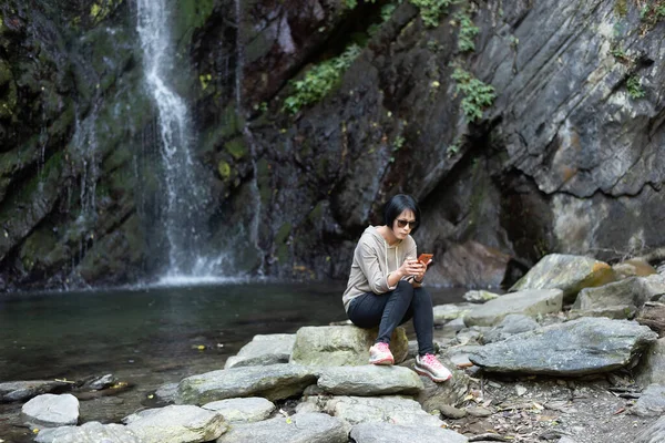 Asiatin Benutzt Handy Der Nähe Des Wasserfalls Freien — Stockfoto