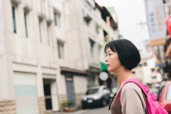アジア人の旅の女性で袋を路上で歩く — ストック写真