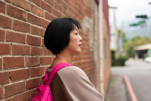 Aziatisch Reizen Vrouw Met Tas Staan Straat — Stockfoto
