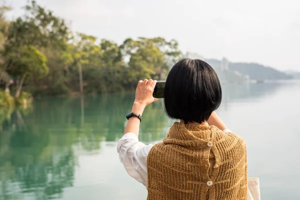 Donna Viaggio Scattare Una Foto Vicino Sun Moon Lake Nantou — Foto Stock