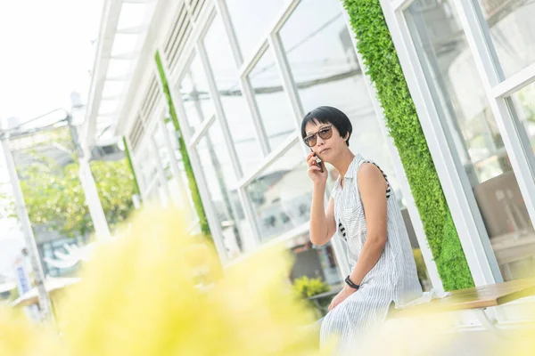 Asian Woman Sit Talk Cellphone Outdoor — Stock Photo, Image
