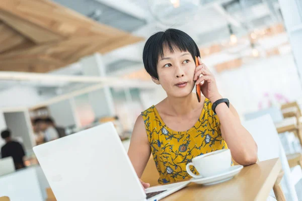 Vrouw Luisteren Naar Mobiele Telefoon Werken Coffeeshop — Stockfoto