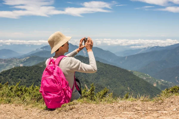 アジアの登山の女性は 台湾のHehuan山で写真を撮る — ストック写真