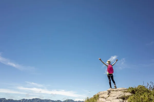 Asiatische Bergsteigerin Dehnt Sich Und Fühlt Sich Frei Berg Hehuan — Stockfoto