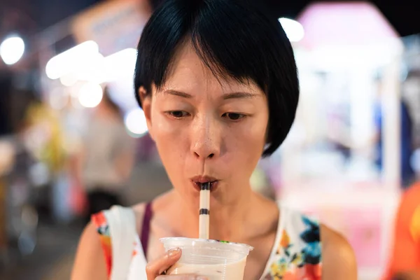 Azjatka Trzyma Słynną Tajwańską Herbatę Mlekiem Bańkowym Nocnym Targu — Zdjęcie stockowe