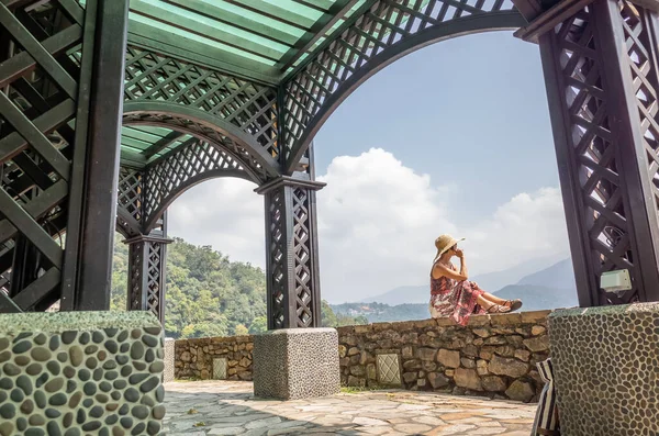 Nainen Lepää Paviljongissa Sun Moon Lake Nantou Taiwan — kuvapankkivalokuva