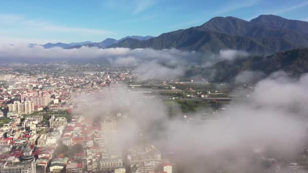 Vista aérea del paisaje urbano de Puli con nubes — Vídeo de stock