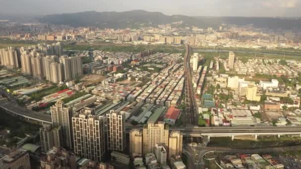 Вид с воздуха на городской пейзаж в Баньцяо — стоковое видео