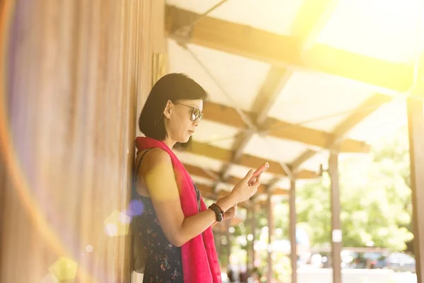 Vrouw Met Mobiele Telefoon Gang Het Station — Stockfoto