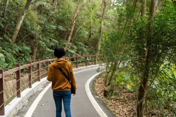 Vista Trasera Mujer Asiática Caminar Camino Aire Libre — Foto de Stock