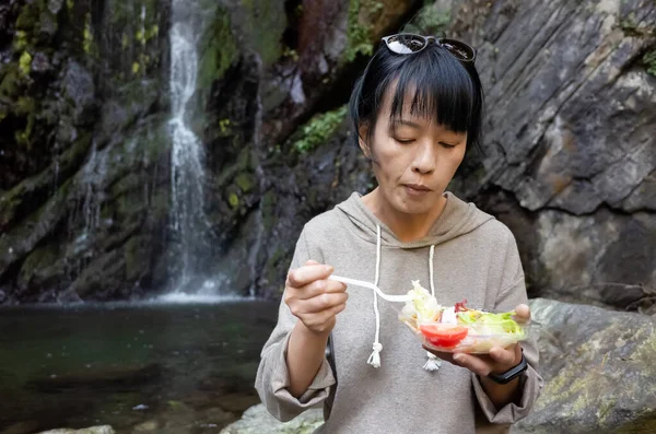 Asiatin Isst Salat Der Nähe Des Wasserfalls Freien — Stockfoto