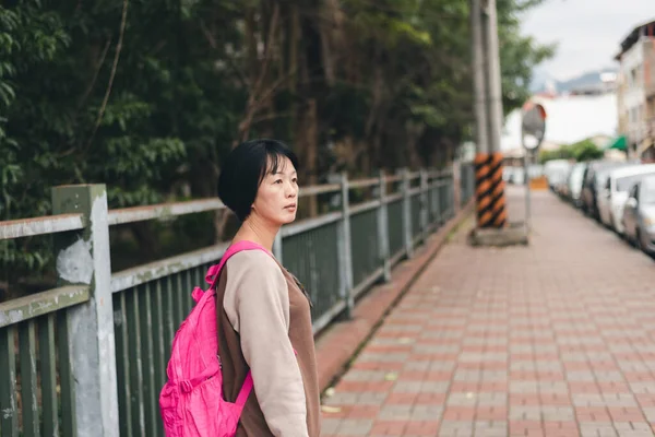 Asiática Viajando Mujer Con Bolsa Caminando Calle —  Fotos de Stock